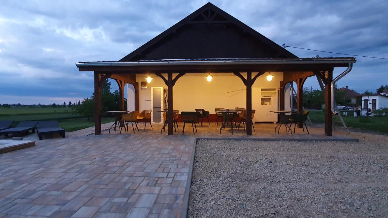 Tiszaszolos Tisza White House B&B 외부 사진
