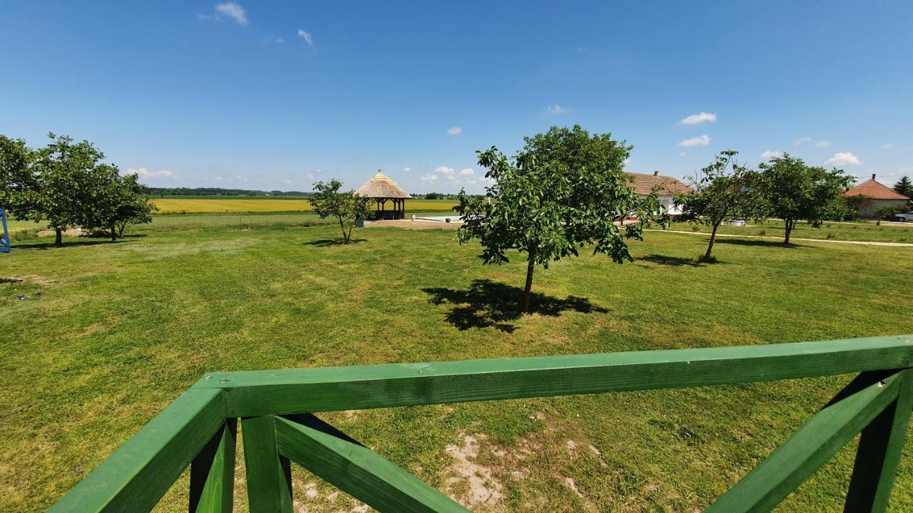 Tiszaszolos Tisza White House B&B 외부 사진