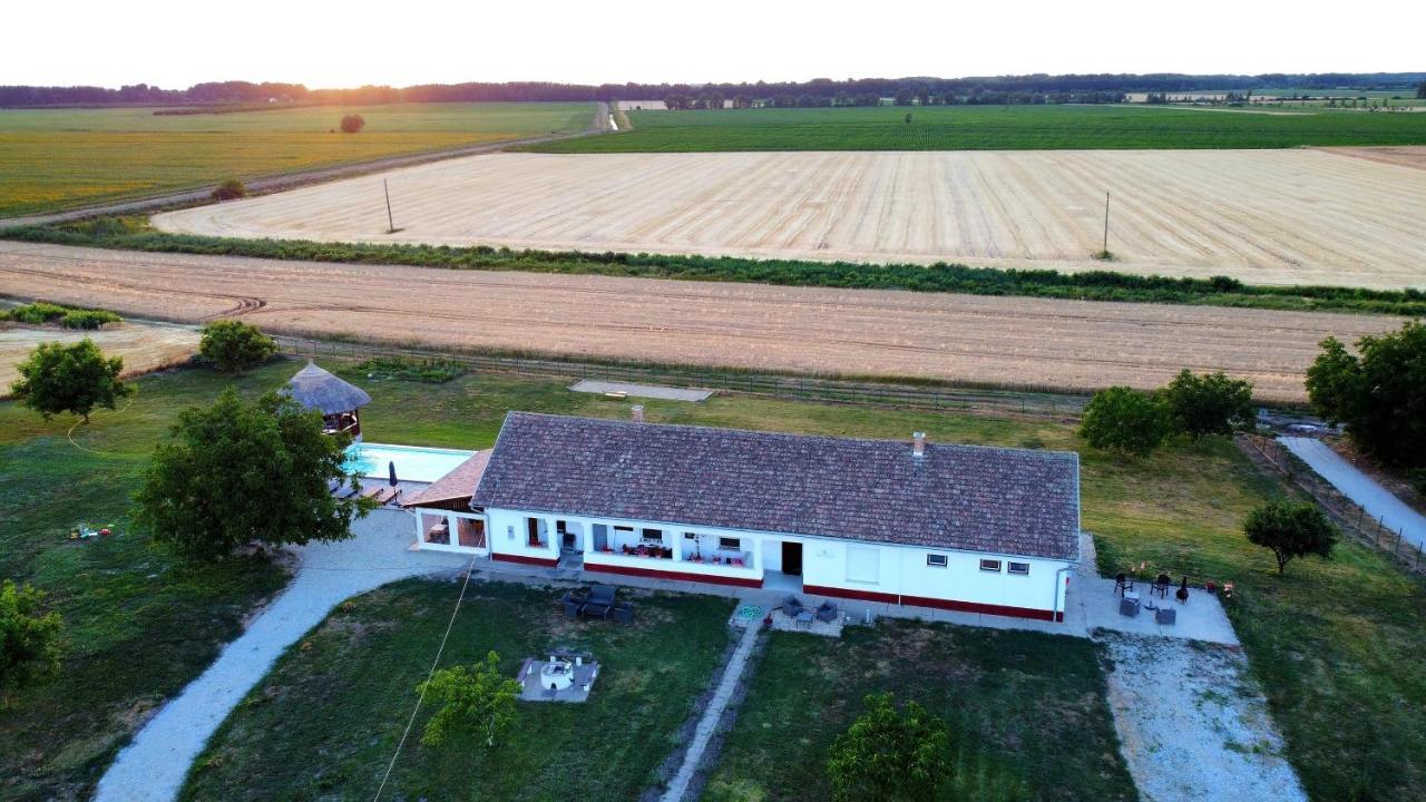 Tiszaszolos Tisza White House B&B 외부 사진